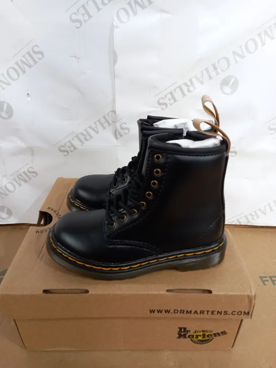 BOXED PAIR OF CHILDRENS DR MARTENS IN BLACK SIZE 7