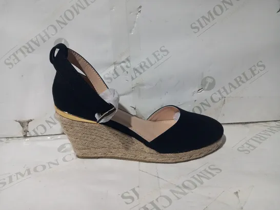 BOXED PAIR OF TRUFFLE COLLECTION FAUX SUEDE WEDGE HEELS IN BLACK UK SIZE 5