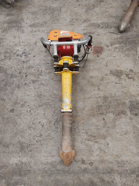 ROBEL 62.05 2 STROKE VERTICAL TAMPER - RAILWAY MAINTENANCE TOOL