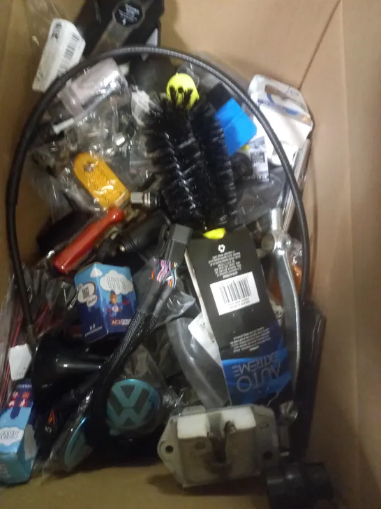 BOX OF ASSORTED CAR ITEMS TO INCLUDE FUSES , TOOLS - BADGES  - WHEEL SPACERS / COLLECTION ONLY 