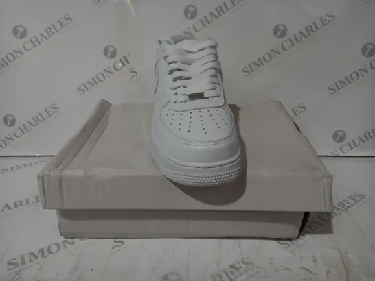 BOXED PAIR OF NIKE AIR FORCE 1 '07 SHOES IN WHITE UK SIZE 7.5