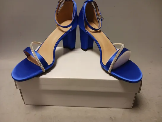 BOXED PAIR OF DESIGNER OPEN TOE BLOCK HEELS IN SAPPHIRE BLUE W. JEWEL EFFECT DETAIL EU SIZE 42