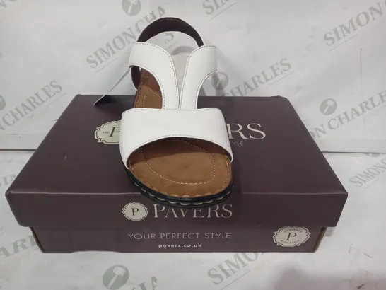 BOXED PAIR OF PAVERS OPEN TOE LOW WEDGE SANDALS IN WHITE SIZE 5