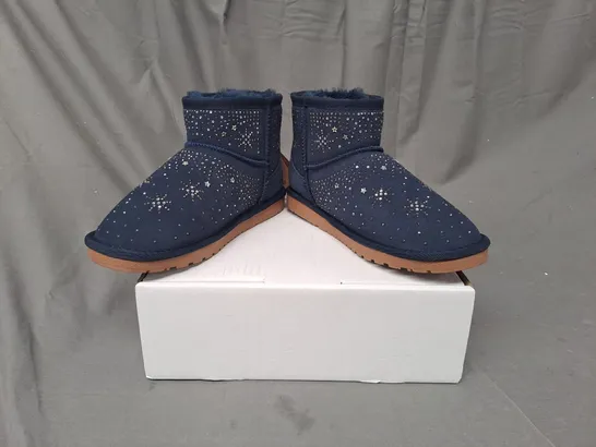 BOXED BONOVA SPARKLE SHEEPSKIN BOOTS, NAVY - SIZE 6