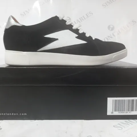 BOXED PAIR OF DUNE LONDON ENERGISED LIGHTNING BOLT TRAINERS IN BLACK/WHITE SIZE 7