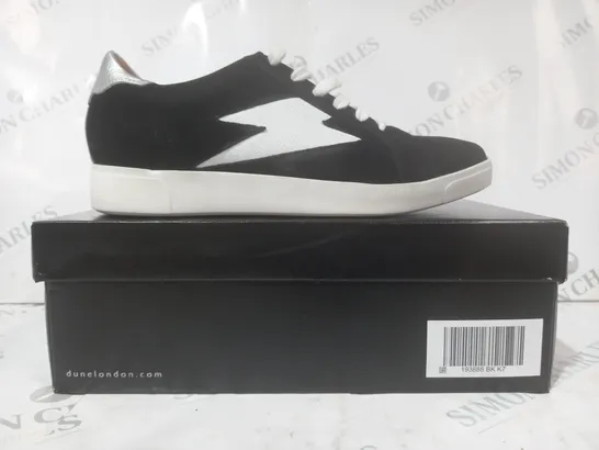 BOXED PAIR OF DUNE LONDON ENERGISED LIGHTNING BOLT TRAINERS IN BLACK/WHITE SIZE 7