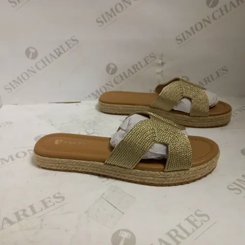 VERY SIZE 6 BROWN BEACH SANDALS - GOLD 