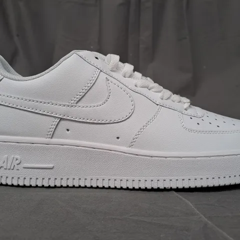 BOXED PAIR OF NIKE AIR FORCE 1 '07 SHOES IN WHITE UK SIZE 8