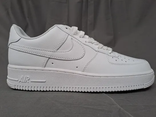 BOXED PAIR OF NIKE AIR FORCE 1 '07 SHOES IN WHITE UK SIZE 8