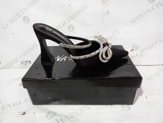 BOXED PAIR OF NASTY GAL SATIN DIAMANTE BOW FRONT HEELS IN BLACK UK SIZE 6