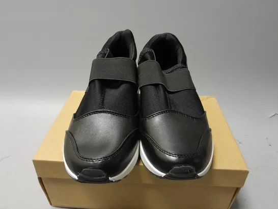 BOXED PAIR OF N/M YG-12 SLIP ON TRAINERS IN BLACK/WHITE - UK 3