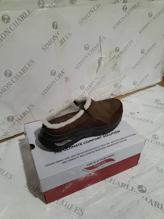 BOXED SKETCHERS ARCHFIT BROWN SHOES SIZE 9