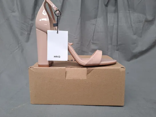 BOXED PAIR OF MNG OPEN TOE BLOCK HEEL SANDALS IN NUDE UK SIZE 4