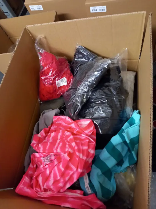 BOX OF APPROX 35 ASSORTED CLOTHING ITEMS TO INCLUDE - DRESSES, T-SHIRTS AND TROUSERS