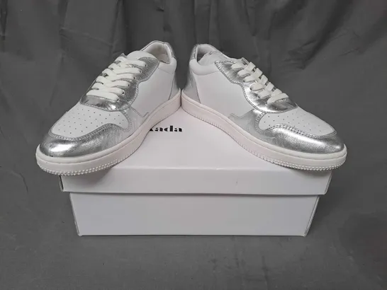 BOXED PAIR OF AADA STUDIOS SHOES IN WHITE/METALLIC SILVER EU SIZE 39