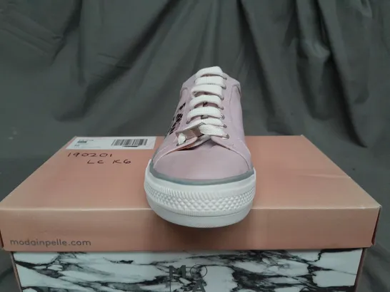 BOXED PAIR OF MODA IN PELLE ASTRIPE PINK LEATHER TRAINERS - SIZE 39