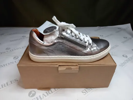 BOXED PAIR OF MAISON DE NIMES LEATHER ZIP SIDE TRAINERS IN PEWTER - SIZE 6