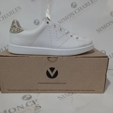 BOXED PAIR OF VICTORIA CAVA GLITTER BACK LEATHER TRAINERS IN WHITE EU SIZE 37