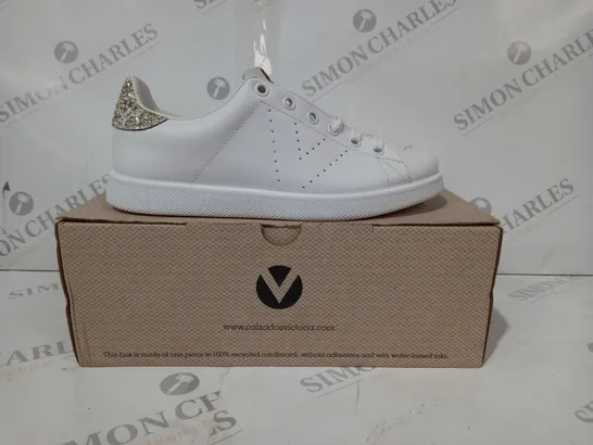 BOXED PAIR OF VICTORIA CAVA GLITTER BACK LEATHER TRAINERS IN WHITE EU SIZE 37