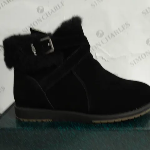 BOXED PAIR OF EMU AUSTRALIA FAUX SUEDE BOOTS IN BLACK - UK 9