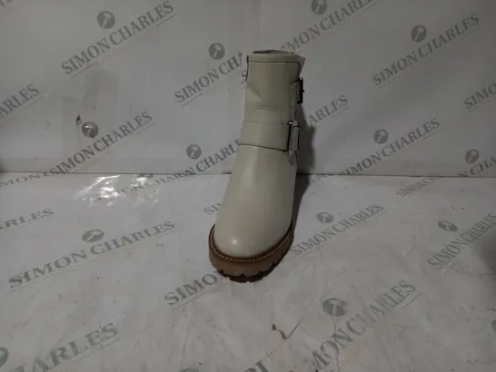 BOXED PAIR OF MODA IN PELLE CORNELIA BIKER BOOTS IN CREAM UK SIZE 6 