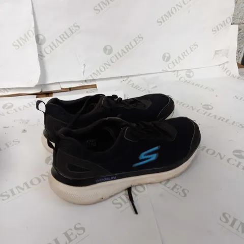 SKETCHERS BLACK TRAINERS SIZE 5.5