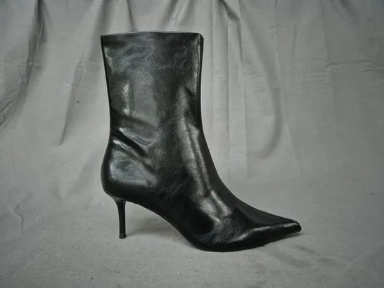 PAIR OF ZARA POINTED TOE HEELED ANKLE BOOTS IN BLACK EU SIZE 38