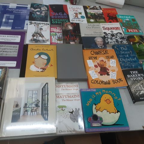 CAGE OF ASSORTED BOOKS TO INCLUDE TITLES BY; ATHENA CALDERONE, CHRIS GREEN, ALAN REYNOLDS, LUCY HAWKING AND DAVID ATTENBOROUGH