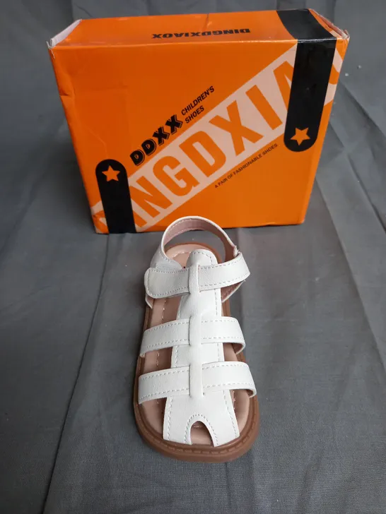 BOXED PAIR OF DDX CHILDRENS SANDALS IN PINK SIZE 24