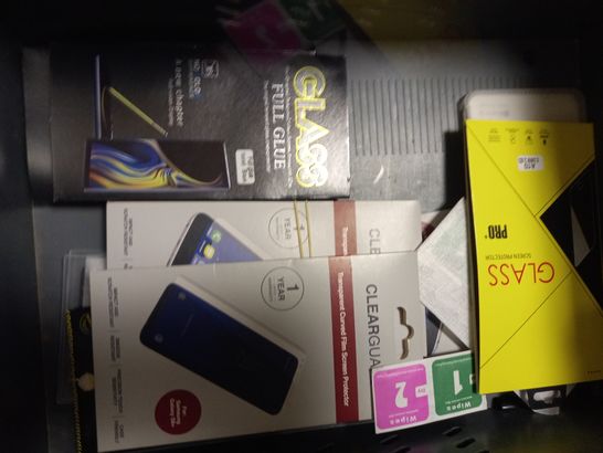 LOT OF APPROXIMATELY 10 ASSORTED HOUSEHOLD ITEMS TO INCLUDE INVISIBLE SHIELD GLASS CONTOUR IMPACT & SCRATCH PROTECTION, TEMPERED GLASS SCREEN GUARDIAN, ETC