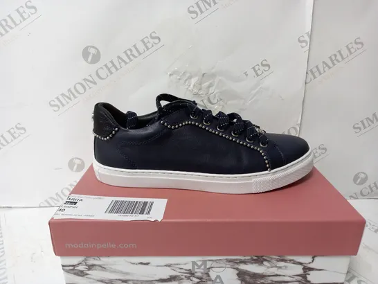 BOXED PAIR OF MODA IN PELLE ARITA NAVY LEATHER TRAINERS - SIZE 7