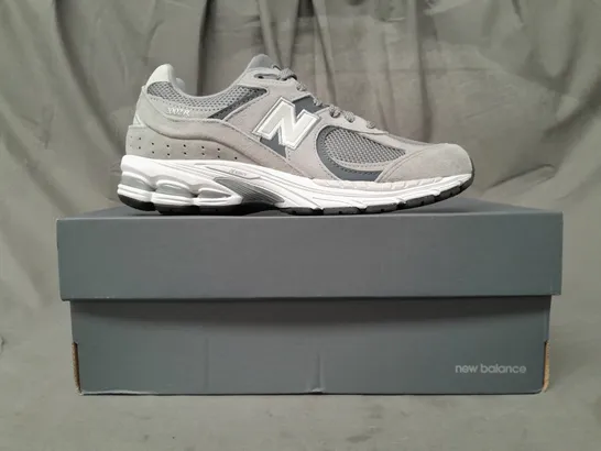 BOXED PAIR OF NEW BALANCE 2002R RUNNING TRAINERS IN GREY/WHITE UK SIZE 6