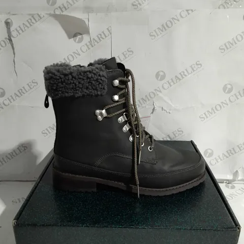  BOXED PAIRS OF EMU OKAB WATERPROOF BOOTS - DARK GREY - UK 7