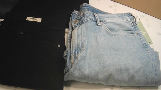 LOT OF APPROX 5 PAIRS OF JEANS ASSORTED SIZE/STYLE/COLOUR TO INCLUDE: BLACK JEANS, LIGHT BLUE, DARK BLUE