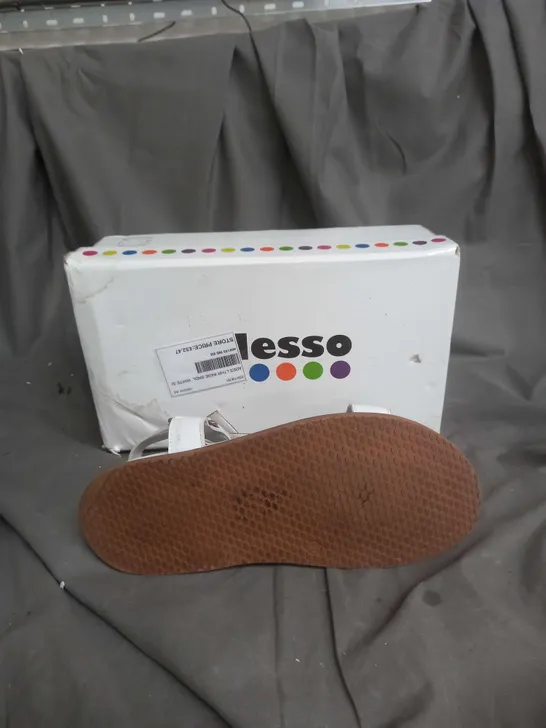 BOXED PIR OF ADESSO LEATHER INDIE WHITE SANDAL SIZE 6