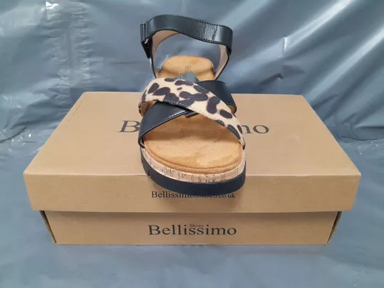 BOXED PAIR OF BELLISSIMO OPEN TOE LOW WEDGE SANDALS IN BLACK/ANIMAL PRINT SIZE 6