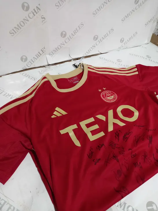 ABERDEEN FOOTBALL CLUB WITH SIGNED SIGNATURES 