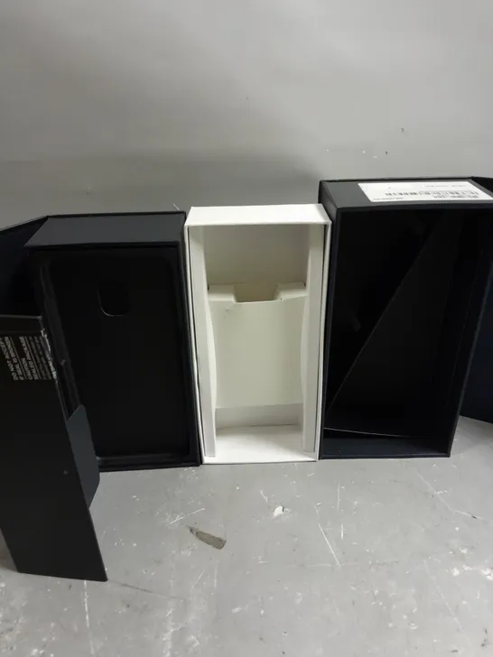 APPROXIMATELY 30 EMPTY SMARTPHONE DISPLAY BOXES FOR SAMSUNG SMARTPHONES 