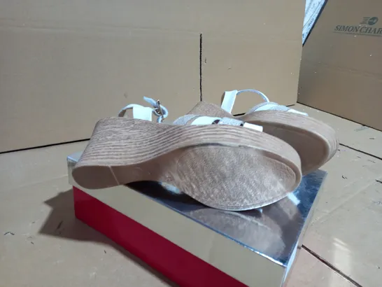 ADESSO WEDGE SANDAL IN WHITE SIZE 6