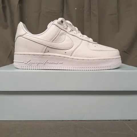 BOXED PAIR OF NIKE AIR FORCE 1 LOW SHOES IN WHITE UK SIZE 4.5