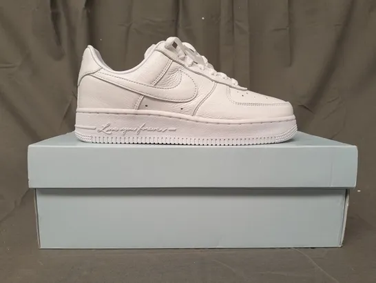BOXED PAIR OF NIKE AIR FORCE 1 LOW SHOES IN WHITE UK SIZE 4.5