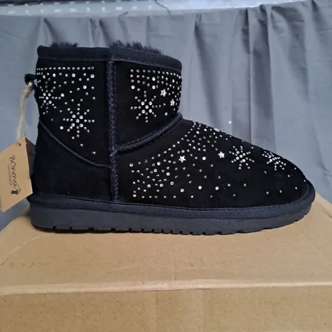 BOXED PAIR OF BONOVA SPARKLE SHEEPSKIN BOOTS BLACK SIZE 5