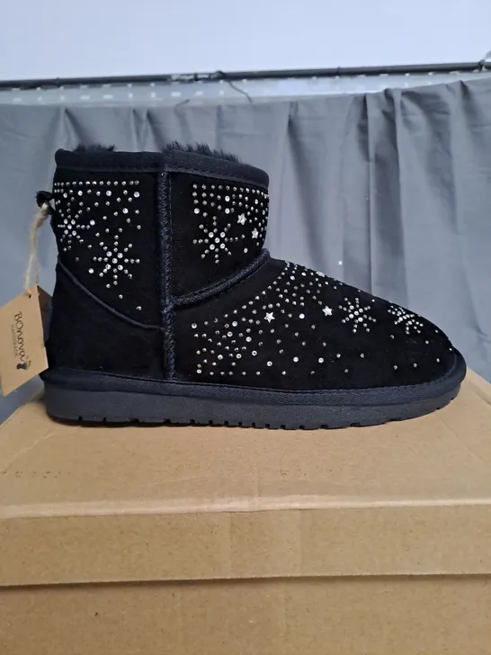 BOXED PAIR OF BONOVA SPARKLE SHEEPSKIN BOOTS BLACK SIZE 5