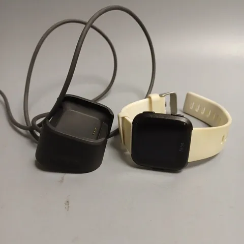 FITBIT VERSA HEALTH/FITNESS TRACKER SMART WATCH WITH RUBBER STRAP 