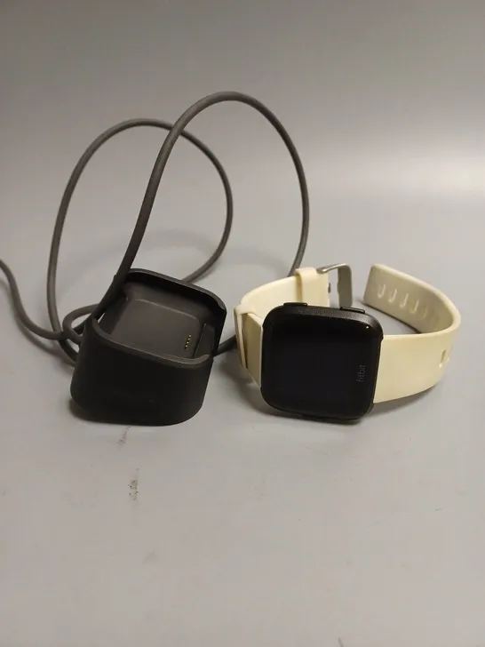 FITBIT VERSA HEALTH/FITNESS TRACKER SMART WATCH WITH RUBBER STRAP 