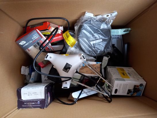 LOT OF APPROXIMATELY 20 ELECTRICAL ITEMS TO INCLUDE PODCASTING HEADSET, POWER BANK, UNIVERSAL REMOTE ETC