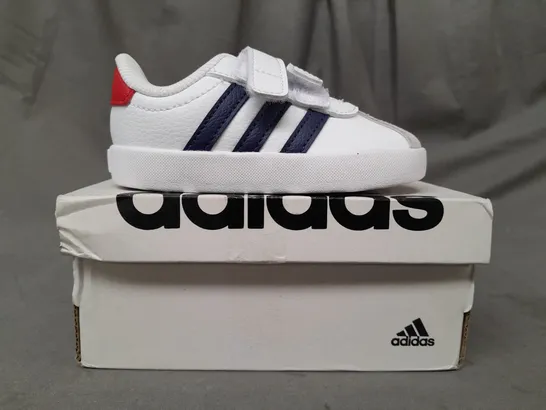 BOXED PAIR OF ADIDAS VL COURT 3.0 KIDS SHOES IN WHITE/NAVY UK SIZE 4