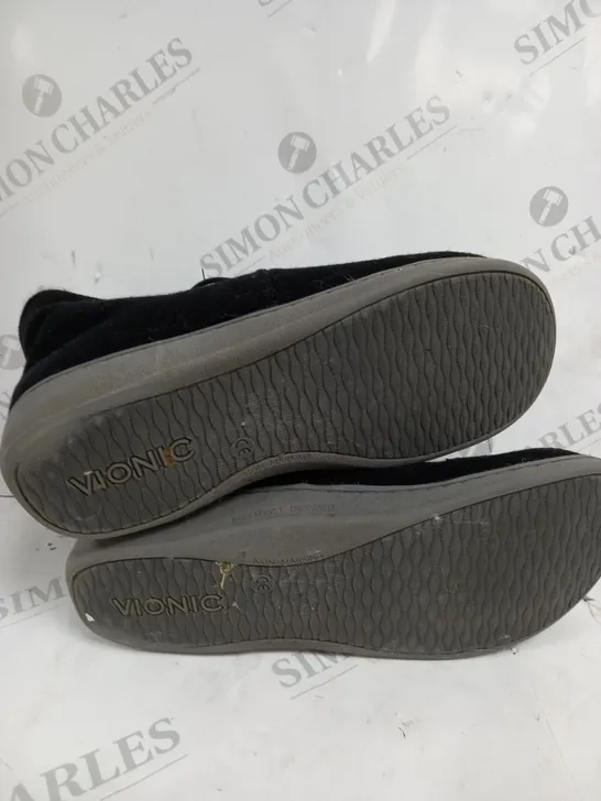 BOXED PAIR OF VIONIC BELIEVE SLIPPERS IN BLACK SIZE 7