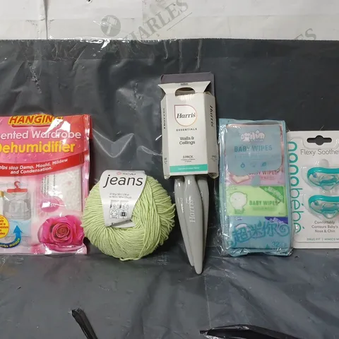 BOX OF APPROXIMATELY 15 ASSORTED ITEMS TO INCLUDE -  FLEXY SOOTHER , HARRIS WALLS & CEILING , SCENTED WARDROBE DEHUMIDIFIER ETC