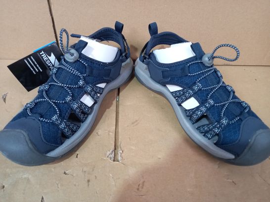 BOXED PAIR OF DESIGNER FOOTWEAR IN NAVY UK SIZE 5